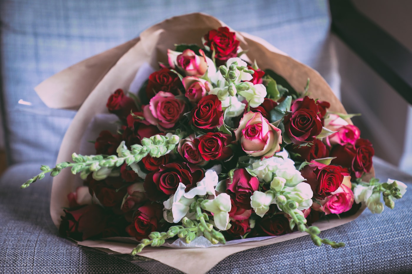 Ramo clásico de rosas envuelto en papel kraft